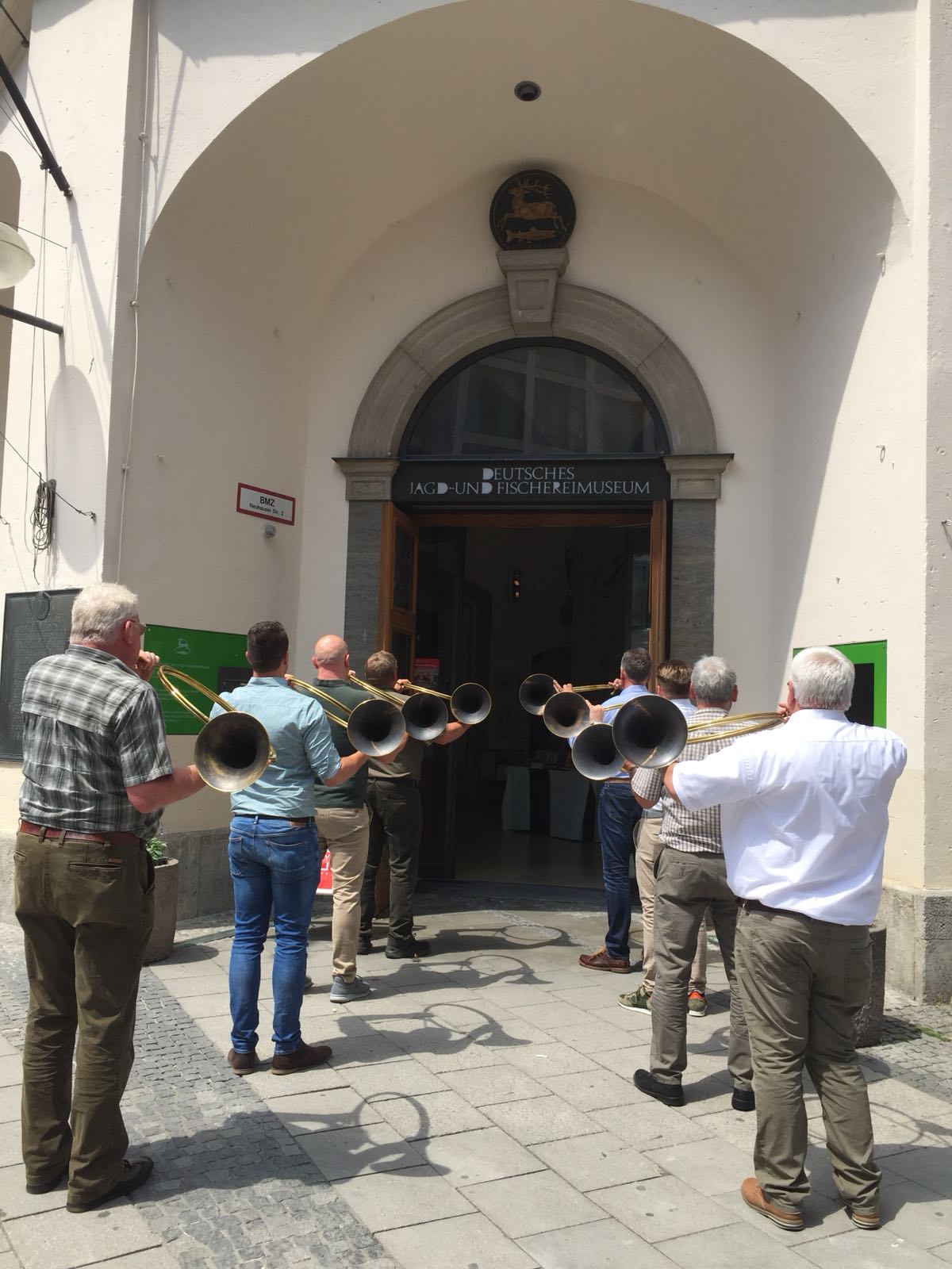 http://www.jagdhorn.org/media/Ausflug Muenchen 9. Juni 2018/D Vor dem Deutschen Jagd- und Fischereimuseum 3.jpg